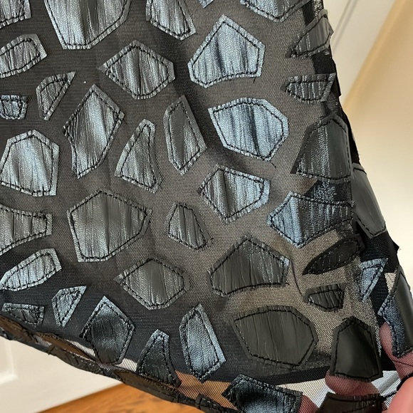 Black sheer top with pattern on front - Picture 3 of 4